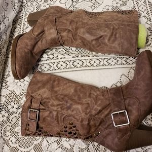 Ladies shabby chic boots.